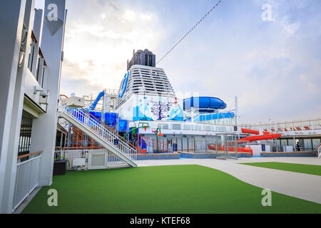 Main Pool deck mit Strand sitzen der Traum Kreuzfahrten weg von Hong Kong Segeln am 21.November 2017 im Hafen von Manila, Philippinen Stockfoto