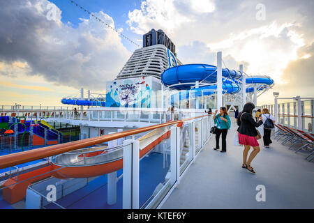 Main Pool deck mit Strand sitzen der Traum Kreuzfahrten weg von Hong Kong Segeln am 21.November 2017 im Hafen von Manila, Philippinen Stockfoto