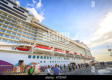 Welt Traumschiff von Dream Cruises im Hafen von Manila am 21.November 2017 kamen in der Metro Manila, Philippinen Stockfoto