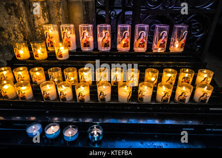 Votiv Kerzen brennen in der Kathedrale von Notre Dame in Rouen, Frankreich. Stockfoto