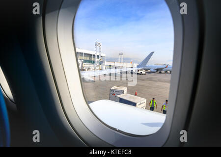 Philippine Airlines (PAL) Naia International Airport Terminal 2 Aussicht vom Fenster Flugzeug am 17.November 2017 in Manila, Philippinen. Stockfoto