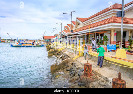 Unbekannte Touristen in Caticlan Terminal am 17.November 2017 in der Nähe von Insel Boracay in den Philippinen. Hier ist am besten Weg nach Boracay Insel zu gelangen. Stockfoto