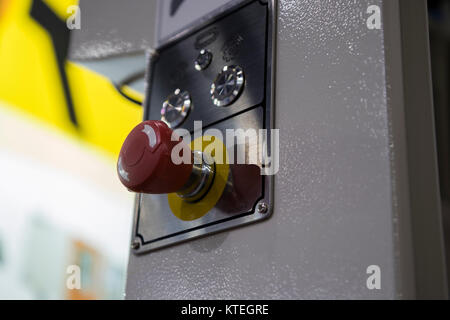 Not-aus-Taster einer Maschine Stockfoto