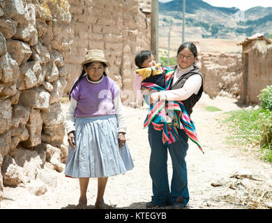 Quechua Familie - drei Generationen von einheimischen peruanischen Frauen. Oktober 18, 2012 - Maras, Urubamba Tal, Peru Stockfoto