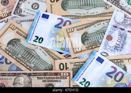 Verschiedenen Währungen auf dem Tisch, Banknoten aus verschiedenen Ländern Überlappen Stockfoto