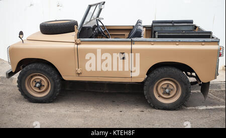 Vila Baleira, Portugal - 19 August 2017: Land Rover Serie III Off-Road-Fahrzeug steht auf der Straße im Sommer Tag geparkt, Seitenansicht Stockfoto