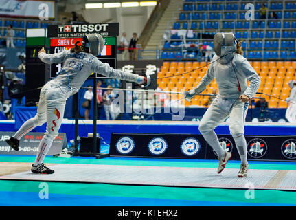 Moskau, Russland - 31. MAI 2015: Chen Shen und Flora Palu Kämpfe während der Welt fechten Grand Prix Moskau Sabre in Luzhniki Sport Palace Stockfoto