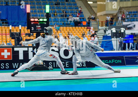 Moskau, Russland - 31. MAI 2015: Chen Shen und Flora Palu Kämpfe während der Welt fechten Grand Prix Moskau Sabre in Luzhniki Sport Palace Stockfoto