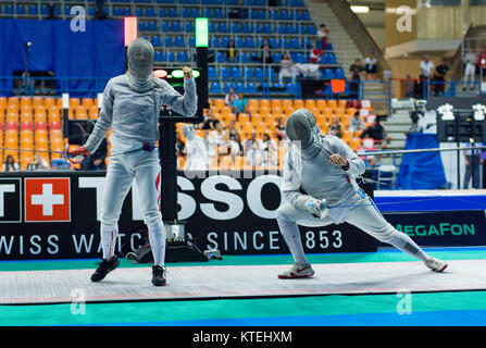 Moskau, Russland - 31. MAI 2015: Chen Shen und Flora Palu Kämpfe während der Welt fechten Grand Prix Moskau Sabre in Luzhniki Sport Palace Stockfoto