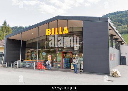 HAUS, Österreich - 24 September, 2017: die Menschen besuchen Billa Supermarkt. Haus Village ist eine kleine Wintersportort in der Steiermark, Österreich. Stockfoto