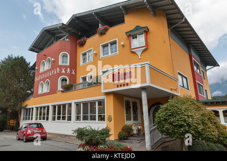 HAUS, Österreich - 24 September 2017: Bliems Family Hotel Fassade. Haus Village ist eine kleine Wintersportort in der Steiermark, Österreich. Stockfoto