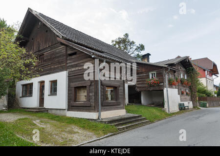 HAUS, Österreich - 24 September 2017: Alte ländliche Holzarchitektur. Haus Village ist eine kleine Wintersportort in der Steiermark, Österreich. Stockfoto