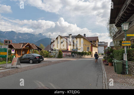 HAUS, Österreich - 24 September 2017: Frau visits Blumenladen. Haus Village ist eine kleine Wintersportort in der Steiermark, Österreich. Stockfoto