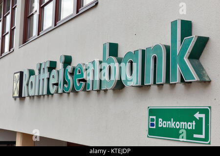 HAUS, Österreich - 24 September 2017: Raiffeisenbank Gebäude im Zentrum. Haus Village ist eine kleine Wintersportort in der Steiermark, Österreich. Stockfoto