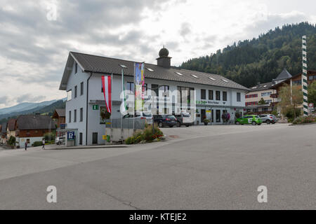 HAUS, Österreich - 24 September 2017: Autos im Dorfzentrum geparkt. Haus Village ist eine kleine Wintersportort in der Steiermark, Österreich. Stockfoto