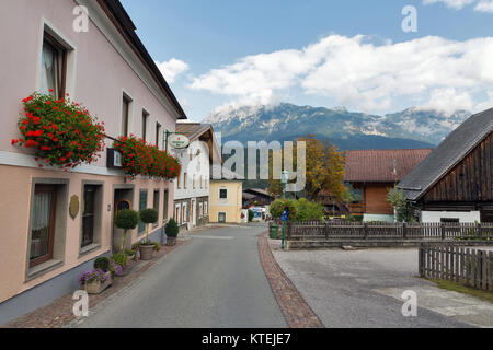 HAUS, Österreich - 24 September 2017: Ländliche Alpine Straße Architektur. Haus Village ist eine kleine Wintersportort in der Steiermark, Österreich. Stockfoto