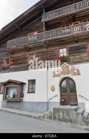 HAUS, Österreich - 24 September 2017: Alte ländliche Holzarchitektur. Haus Village ist eine kleine Wintersportort in der Steiermark, Österreich. Stockfoto