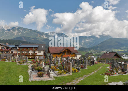 HAUS, Österreich - 24 September 2017: Alte ländliche alpine Friedhof in der Nähe von St. Johannes der Täufer Kirche. Haus Village ist eine kleine Winter Resort in entfernt Stockfoto