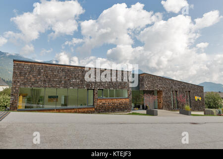 HAUS, Österreich - 24 September 2017: Kindergarten Gebäude Fassade. Haus Village ist eine kleine Wintersportort in der Steiermark, Österreich. Stockfoto