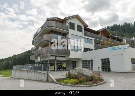 HAUS, Österreich - 24 September 2017: Sissi Park Apartments Hotel Fassade. Haus Village ist eine kleine Wintersportort in der Steiermark, Österreich. Stockfoto