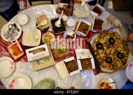 Pilipino traditionelle Küche, Pizza und Pasta auf den Tisch Stockfoto
