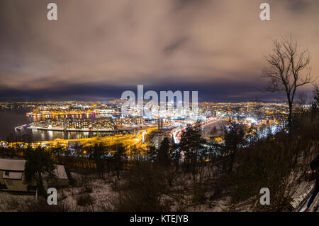 Winter Nacht Panorama von Oslo centrum von Ekeberg gesehen. Stockfoto