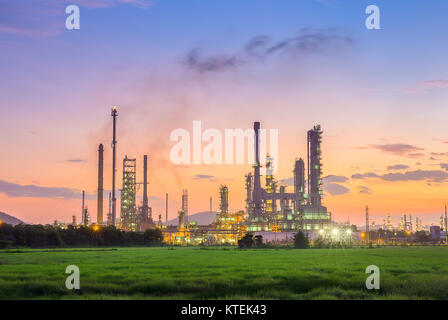 Ölraffinerie in der petrochemischen Industrie mit Sonnenuntergang Stockfoto