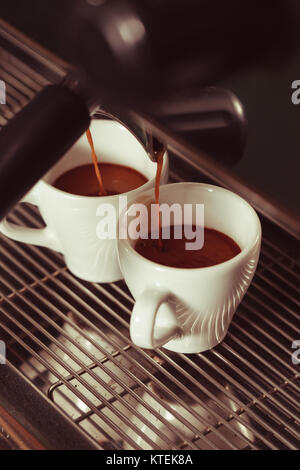 Automatische Kaffeemaschine macht zwei duftenden Kaffee Stockfoto