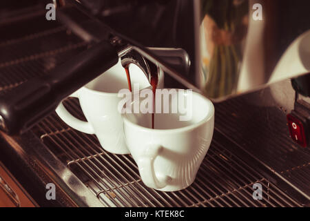 Automatische Kaffeemaschine macht zwei duftenden Kaffee Stockfoto