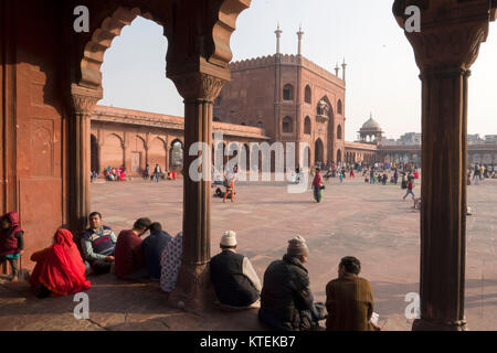 Menschenmassen in der Jama Masjid Moschee in Delhi, Indien Stockfoto