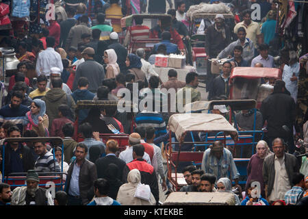 Überfüllte Straßenszene in Old Delhi, Indien Stockfoto