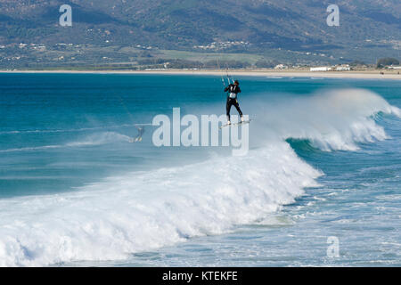 Kitesurfer, Sprung, Springen, Wellenreiten, Kitesurfen reiten Wellen in Tarifa, Andalusien, Spanien. Stockfoto