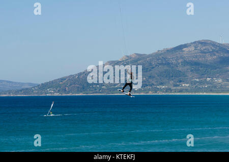 Kitesurfer, Sprung, Springen, Wellenreiten, Kitesurfen reiten Wellen in Tarifa, Andalusien, Spanien. Stockfoto