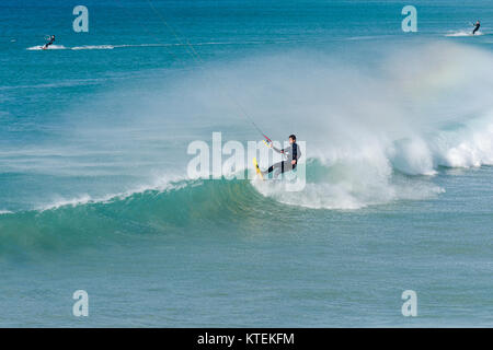 Kitesurfer, Wellenreiten, Kitesurfen reiten Wellen in Tarifa, Andalusien, Spanien. Stockfoto