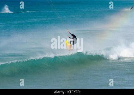 Kitesurfer, über Wellenreiten, Kitesurfen reiten Wellen in Tarifa, Andalusien, Spanien. Stockfoto