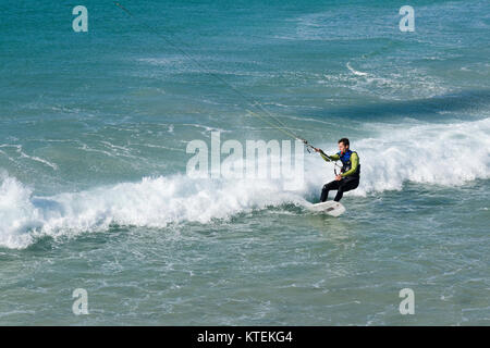 Kitesurfer, Wellenreiten, Kitesurfen reiten Wellen in Tarifa, Andalusien, Spanien. Stockfoto