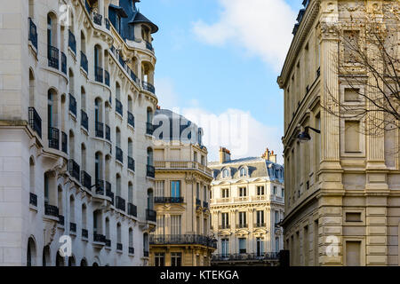 Typische Wohngebäude im Haussmann- und Art Deco-Stil in schicken Pariser Vierteln bei Sonnenuntergang. Stockfoto