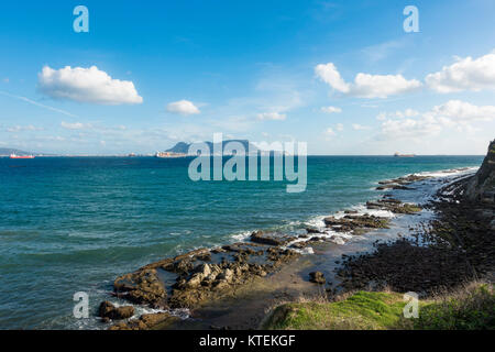 Straße von Gibraltar, mit der Westseite des Felsens von Gibraltar und Frachtschiffe, von Algeciras, Spanien. Stockfoto