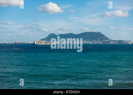 Straße von Gibraltar, mit der Westseite des Felsens von Gibraltar und Frachtschiffe, von Algeciras, Spanien. Stockfoto