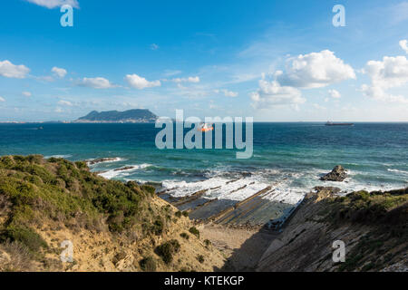 Straße von Gibraltar, mit der Westseite des Felsens von Gibraltar und Frachtschiffe, von Algeciras, Spanien. Stockfoto