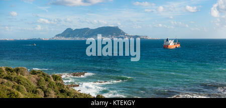 Straße von Gibraltar, mit der Westseite des Felsens von Gibraltar und Frachtschiffe, von Algeciras, Spanien. Stockfoto