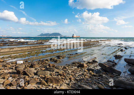 Straße von Gibraltar, mit der Westseite des Felsens von Gibraltar und Frachtschiffe, Flysch Bildung, von Algeciras, Spanien. Stockfoto