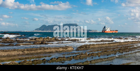 Straße von Gibraltar, mit der Westseite des Felsens von Gibraltar und Frachtschiffe, Flysch Bildung, von Algeciras, Spanien. Stockfoto