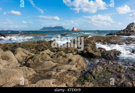 Straße von Gibraltar, mit der Westseite des Felsens von Gibraltar und Frachtschiffe, von Algeciras, Spanien. Stockfoto