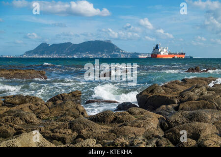 Straße von Gibraltar, mit der Westseite des Felsens von Gibraltar und Frachtschiffe, von Algeciras, Spanien. Stockfoto