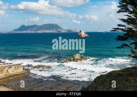 Straße von Gibraltar, mit der Westseite des Felsens von Gibraltar und Frachtschiffe, von Algeciras, Spanien. Stockfoto