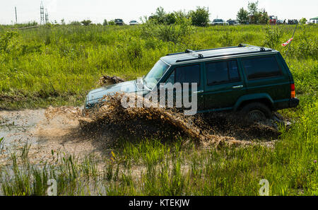 Lemberg, Ukraine - 30. Mai 2015: Geländewagen Jeep Cherokee überwindet, um den Track auf der Deponie in der Nähe der Stadt Lemberg. Stockfoto