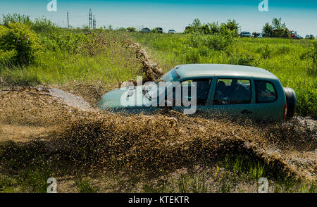 Lemberg, Ukraine - 30. Mai 2015: Geländewagen NIVA überwindet, um den Track auf der Deponie in der Nähe der Stadt Lemberg. Stockfoto