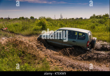 Lemberg, Ukraine - 30. Mai 2015: Geländewagen NIVA - Chevrolet überwindet, um den Track auf der Deponie in der Nähe der Stadt Lemberg. Stockfoto