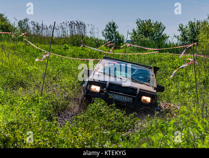 Lemberg, Ukraine - 30. Mai 2015: Geländewagen Nissan überwindet, um den Track auf der Deponie in der Nähe der Stadt Lemberg. Stockfoto